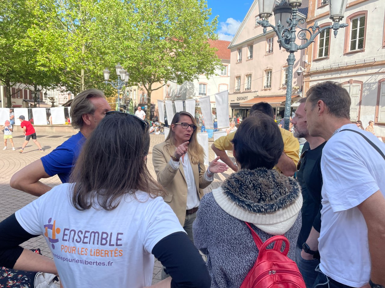 Virginie Joron, député européenne a longuement échangé avec des victimes et les organisateurs et est restée pour la soirée qui s'en est suivie.